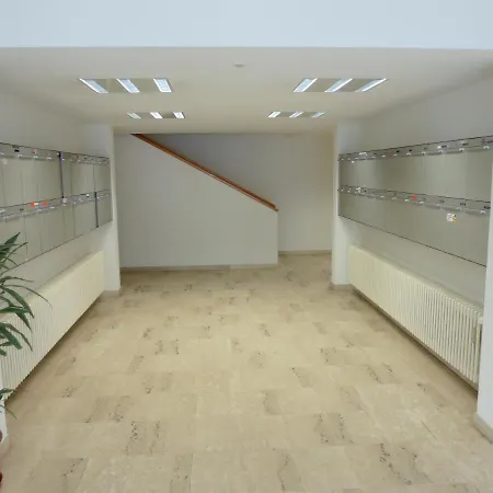 Zentrale In Mit Grossem Balkon 圣莫里茨